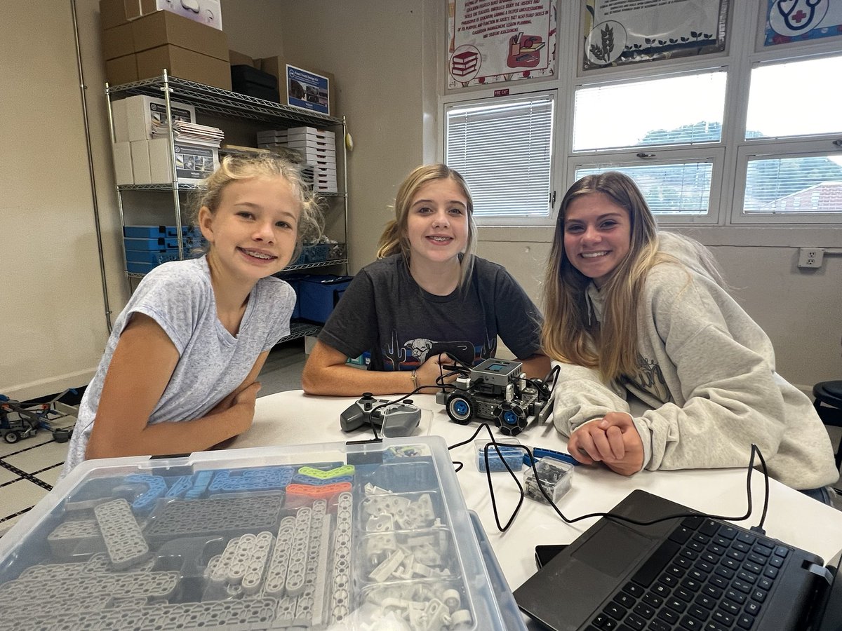 lisacoons10's tweet photo. Wow‼️ Talked to middle school Ss in @SSSGamecocks in a partnership with @NF_STEMLD today. Innovative stem pathway starting in fourth grade-robotics, oculus, &amp; 3D printing. Impressive opportunities for building futures in @WCDE_TN @TNedu https://t.co/wiOAizUjVs