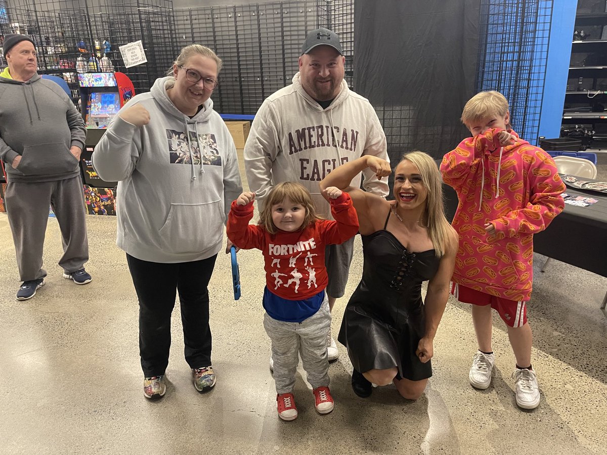 ParettaJ's tweet photo. Got to meet and flex tonight with the impact wrestling champ! Thank you  @JordynneGrace https://t.co/CwTuoawrX2