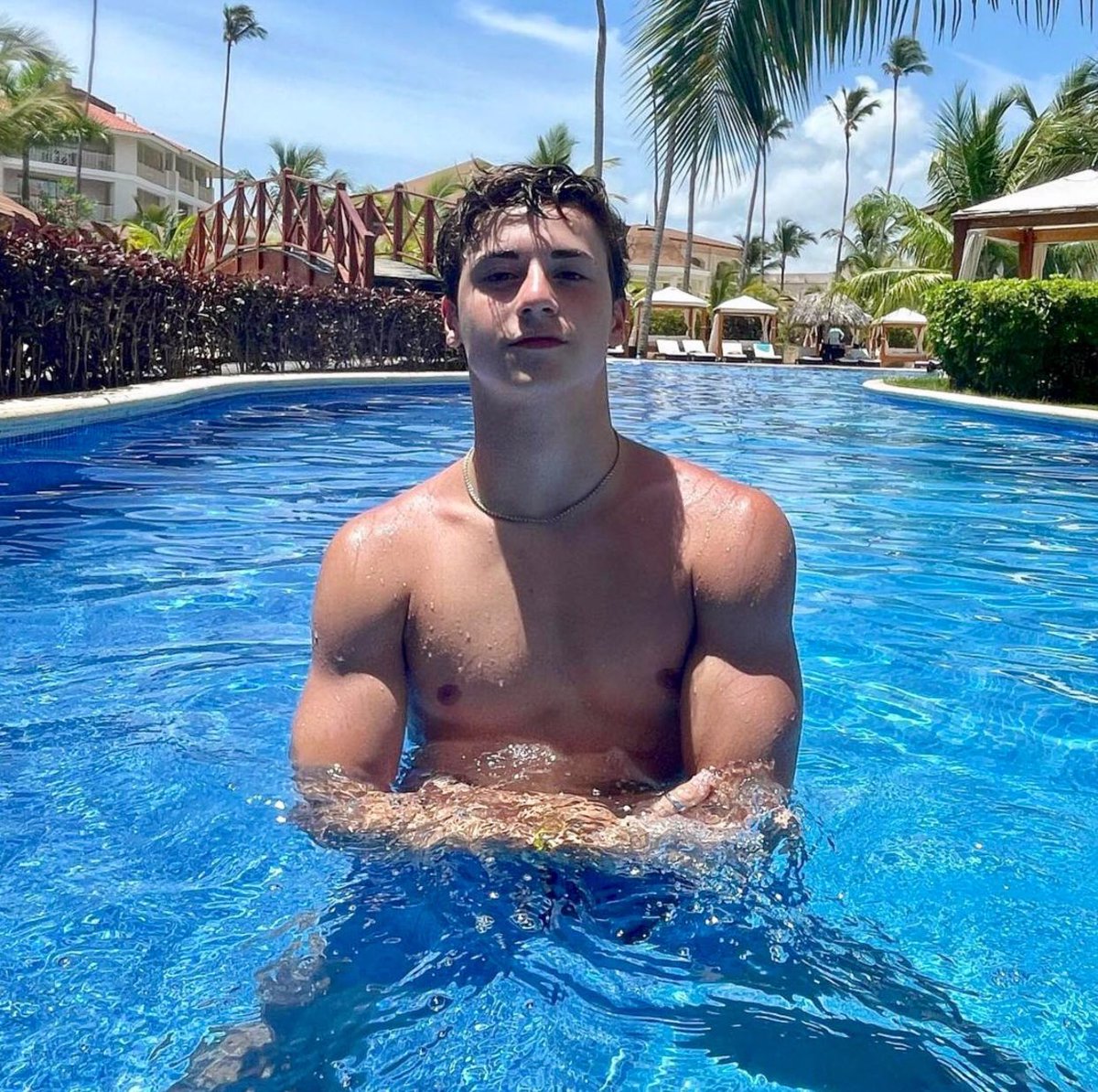 tjskyloft7953's tweet photo. Aqua lad! To be there... to be him... to be with him! #weekendvibe #weekendfun ☀️🌊😍💪🏼😘 https://t.co/r3nGyoGxXF