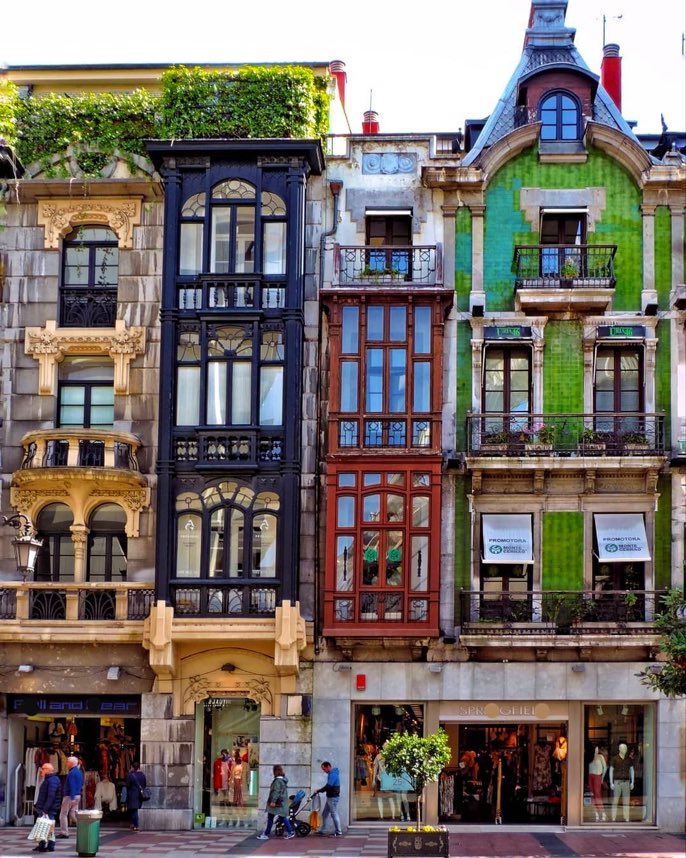 ✅ Many doors. Narrow fronts ✅ Variety in a pattern ✅ Mix of uses ✅ Greening-Up ✅ Gentle Density done well The building block for the #15MinuteCity by Oviedo, Asturias. Lovely 📸 via @AmaliaAndaluza