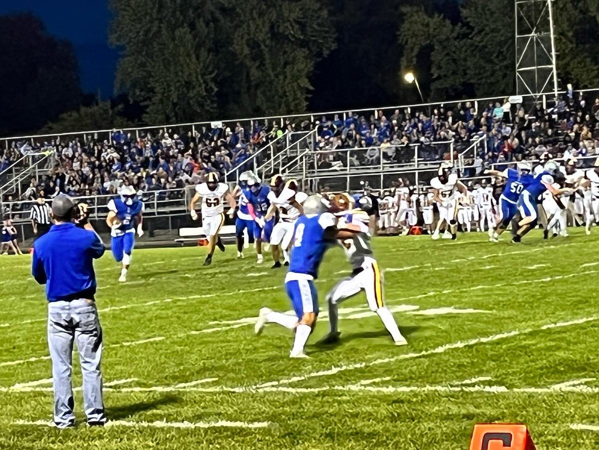 Purple_Stick's tweet photo. outstanding blocking in helping @ConnerGrems score a TD @huskiesfootball https://t.co/MK5ETf7OJJ