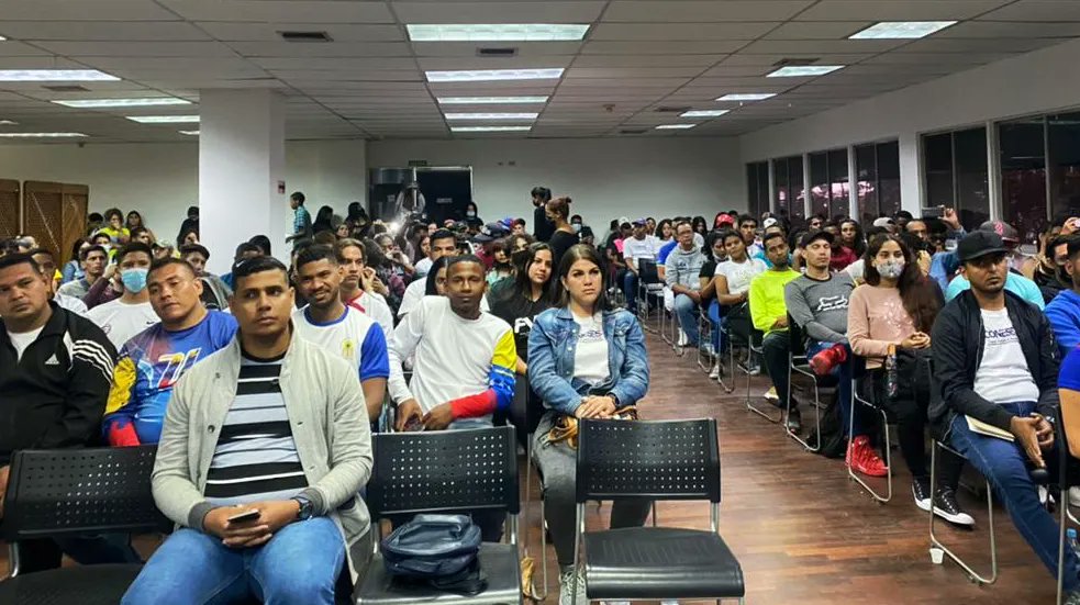 Iroschimajpsuv's tweet photo. Desde la @UNEXCA_ve tuve el honor de participar como invitada especial en el II Encuentro Nacional de Líderes y Lideresas del #Coneses ¡Un gran honor para mí! Acompañar a estos jóvenes que día a día se forman para fortalecer su liderazgo a favor de la comunidad estudiantil ❤ https://t.co/BYGw6bAqj9