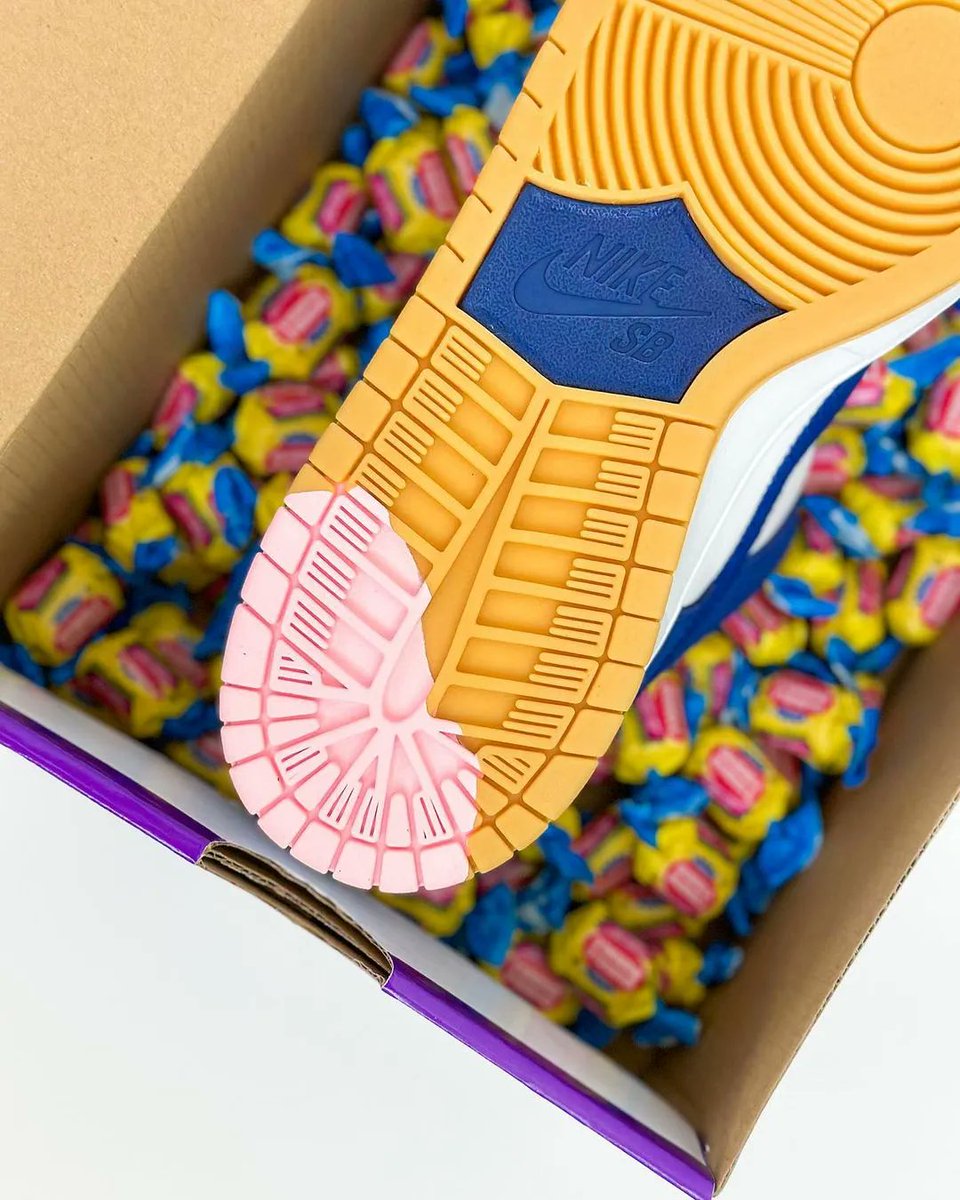 JustFreshKicks's tweet photo. Nike SB Dunk Low 'Dodgers' releases tomorrow at 10am ET via SNKRS ⚾️🌴 

Link -> https://t.co/Rj1gujDU11 https://t.co/pDXL2MIHzv