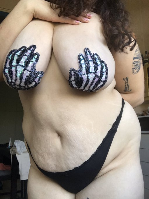My Halloween content countdown has officially started! 🖤  31 days of content over on my free onlyfans<a href="/tag/onlyfans"class="tags"><span>#onlyfans</span></a><a href="/tag/onlyfansgirl"class="tags"><span>#onlyfansgirl</span></a><a href="/tag/onlyfansbabe"class="tags"><span>#onlyfansbabe</span></a><a href="/tag/freeon"class="tags"><span>#freeon</span></a>