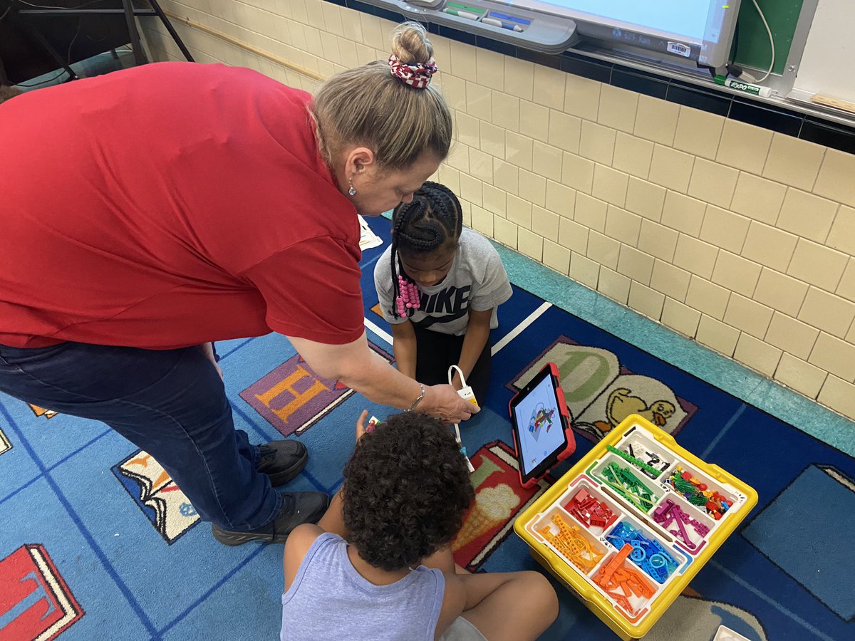 alexwbradshaw's tweet photo. Having a little fun time building and coding with our @LEGO_Education Essentials kits this rainy Friday! Sometimes you just need to plan some fun with your ITC @usaliberty76 @NNPSITC @KGJohnsonESNNPS https://t.co/BJecH6XD9v