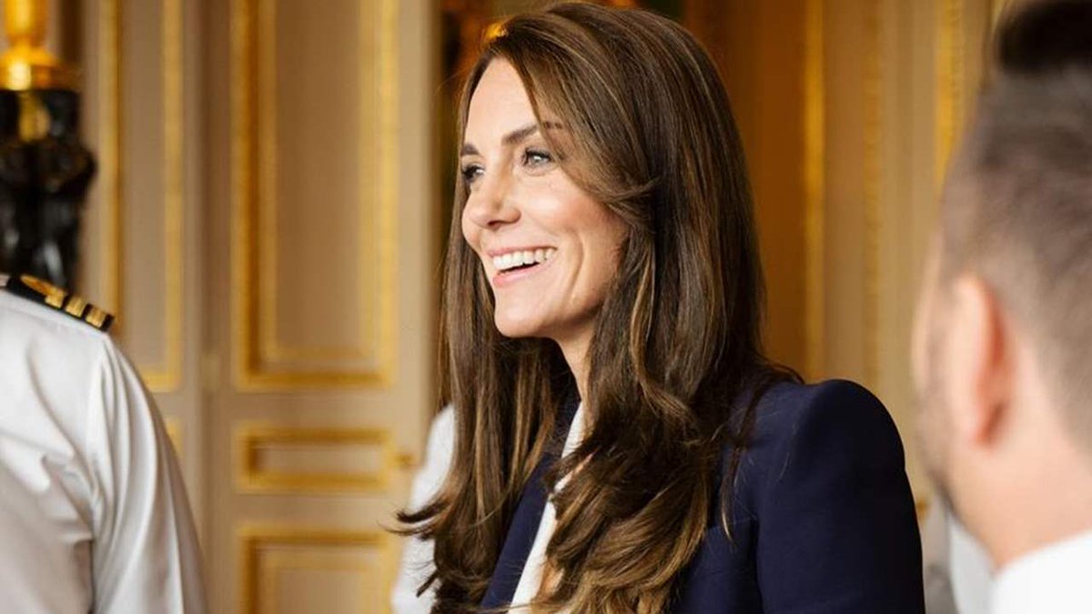 Kate Middleton reaparece por sorpresa con un look 'working girl' que encantaría a la reina Letizia dozz.es/1jzl12