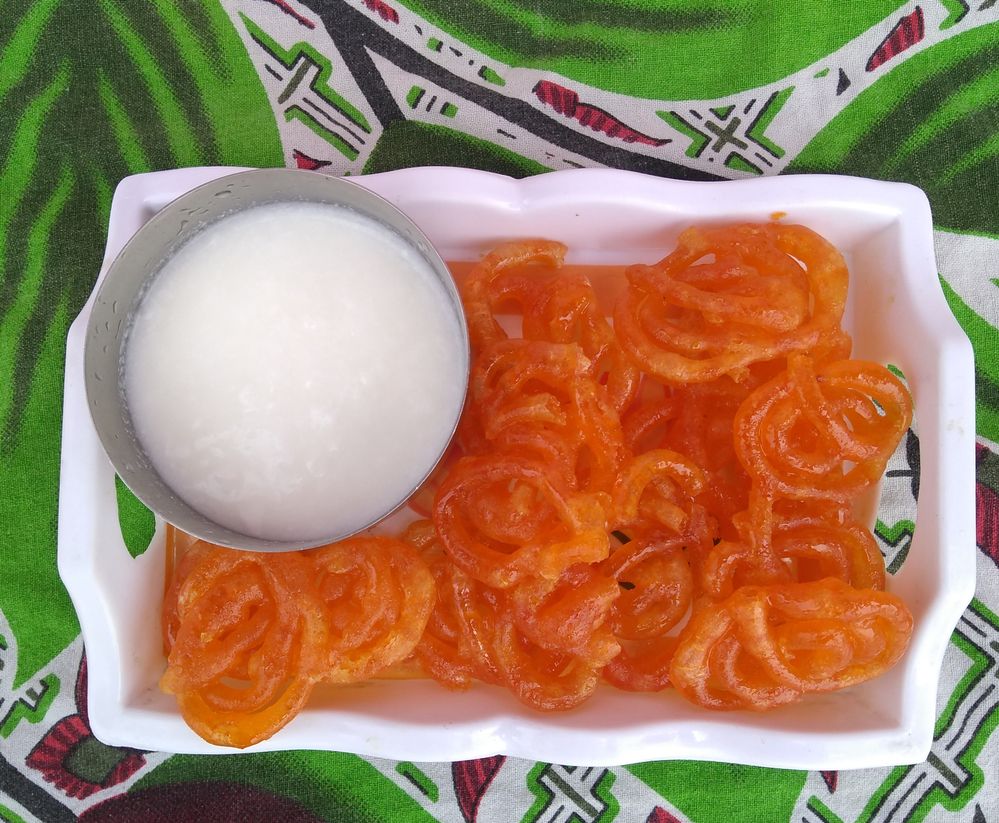 Hindustankzayka's tweet image. #DahiJalebi #Food #Evening #Morning #Snack #Sweet #Sour #Taste #Tasty #IndianFood #HindustanKaZayka #ZaykaHindustani #Swad #IndianFood #NomNomNom #IndianSweet #Dahi #Jalebi #Homemade #Shopping