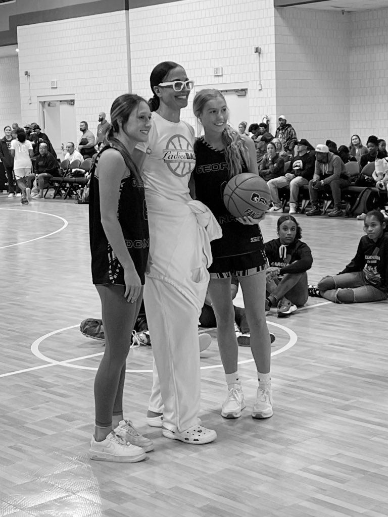 got the opportunity to meet <a href="/ValerieStill1/">Valerie Still 🕉</a>