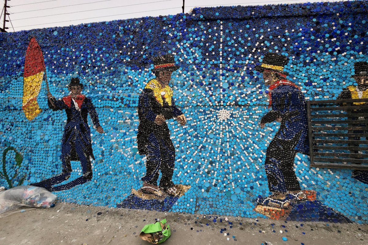 Un detalle del mural. En el centro de la Parranda de San Pedro hay una tapa que provenia de una quimioterapia, nos la entregó una sobreviviente de Cáncer y nos pidió darle un lugar especial en homenaje a todos los pacientes de Cáncer.

Es la tapa blanca grande en el centro.