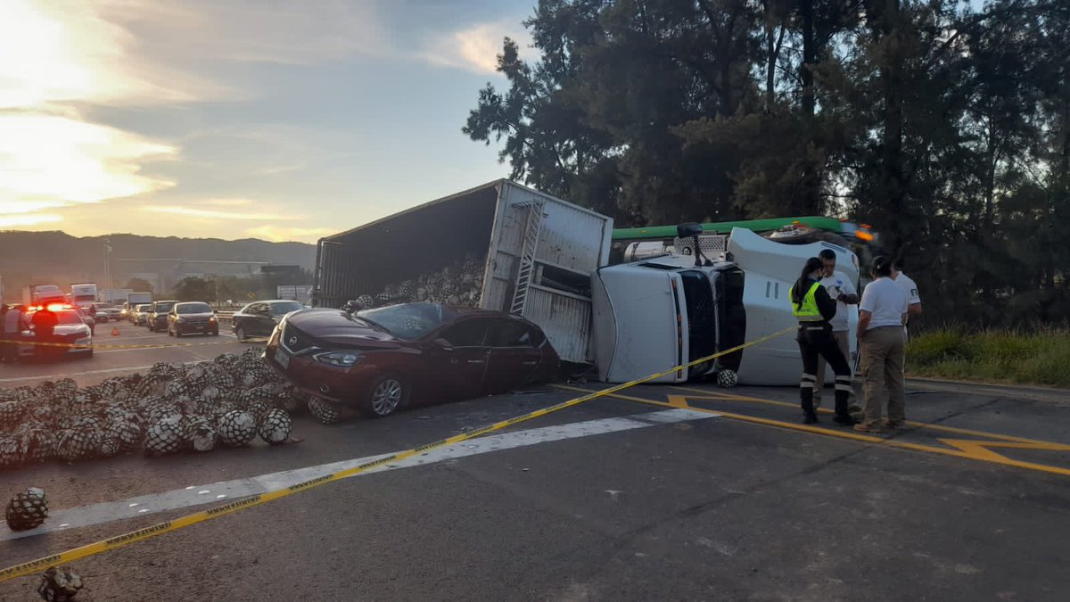 erizo_pink's tweet photo. @Trafico_ZMG no es posible que la SCT se siga haciendo de la vista gorda en el retorno sobre carretera a Nogales a la altura de Pinar de la Venta, URGEN bollas,señalamientos,un carril para incorporarse,etc, hoy pierden la vida 2 personas, cuantas mas para que nos hagan caso? https://t.co/XJ51kKgjA9