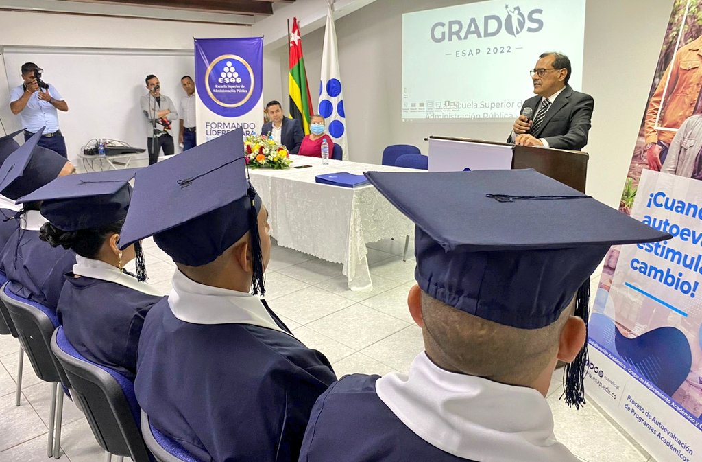 ESAPOficial's tweet photo. Les compartimos algunos momentos emotivos de los #GradosESAP 🎓 en Santander, donde festejamos la culminación de esta etapa académica de profesionales de Santa Rosa del Sur de Bolívar, Málaga, Barrancabermeja, San Gil, Oiba y Bucaramanga. https://t.co/6fkqaWh52w