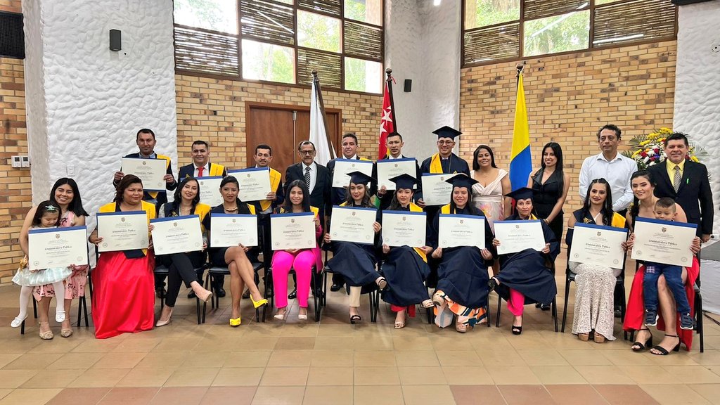 ESAPOficial's tweet photo. Les compartimos algunos momentos emotivos de los #GradosESAP 🎓 en Santander, donde festejamos la culminación de esta etapa académica de profesionales de Santa Rosa del Sur de Bolívar, Málaga, Barrancabermeja, San Gil, Oiba y Bucaramanga. https://t.co/6fkqaWh52w