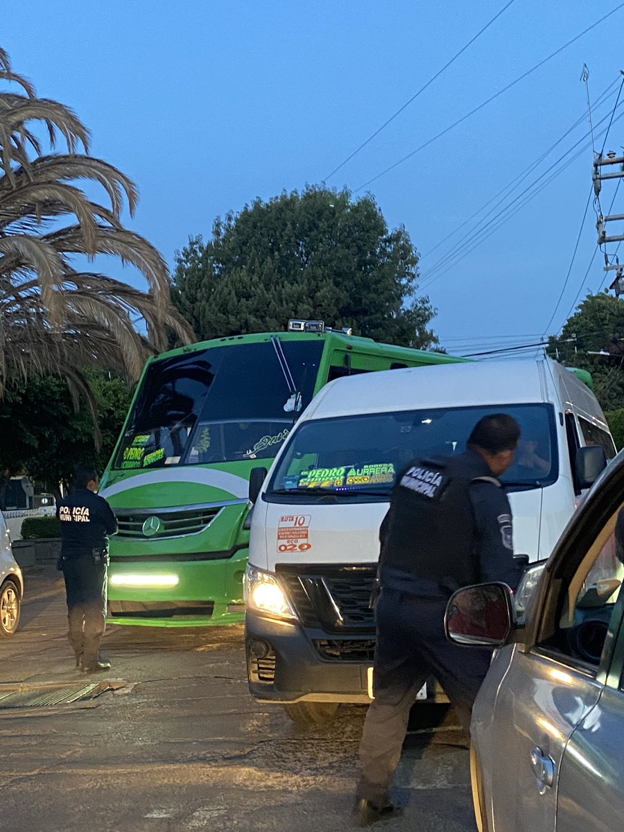 HcPaov's tweet photo. Lo bueno siempre se tiene que reconocer, felicidades al comandante Helbert Thea por poner orden a microbuseros que transitaban en sentido contrario @Gob_Tlalne  @TonyRodriguezMX @CgspOficial https://t.co/vdEYaIvSvr