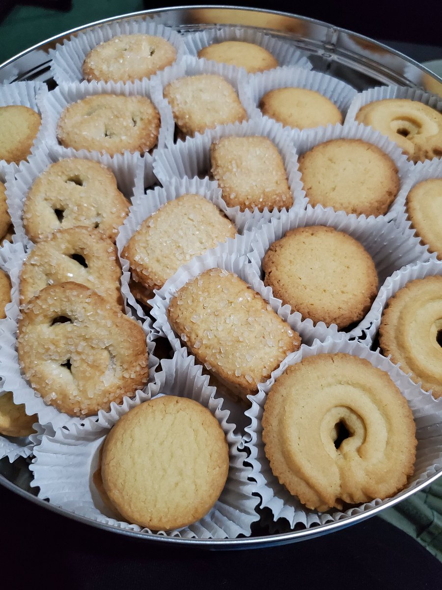 Azaarus's tweet photo. @BJsWholesale
You have ruined me! A 4 pound tin of the most delicious cookies ever for $15.99? Yeah. I bought them.
#BJsSmartSaver https://t.co/BQlrYDPIfB