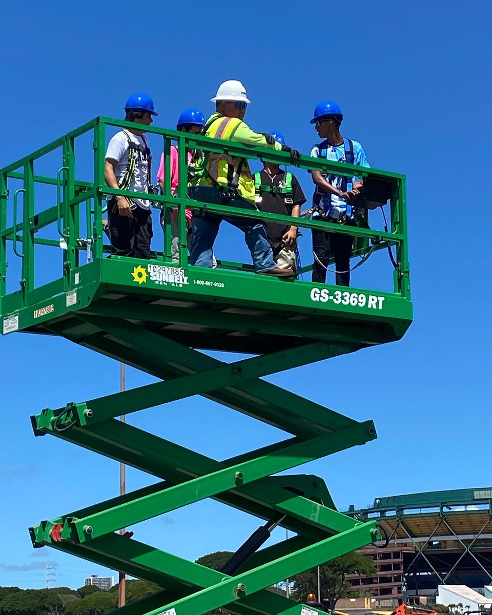 WindwardCTE's tweet photo. Windward HS Ss experienced & learned about various career opportunities at the Construction Career Day! #windwardcte @kailua_high @OlomanaS #kalaheo #castle #kahuku https://t.co/qkmvEx5TVL