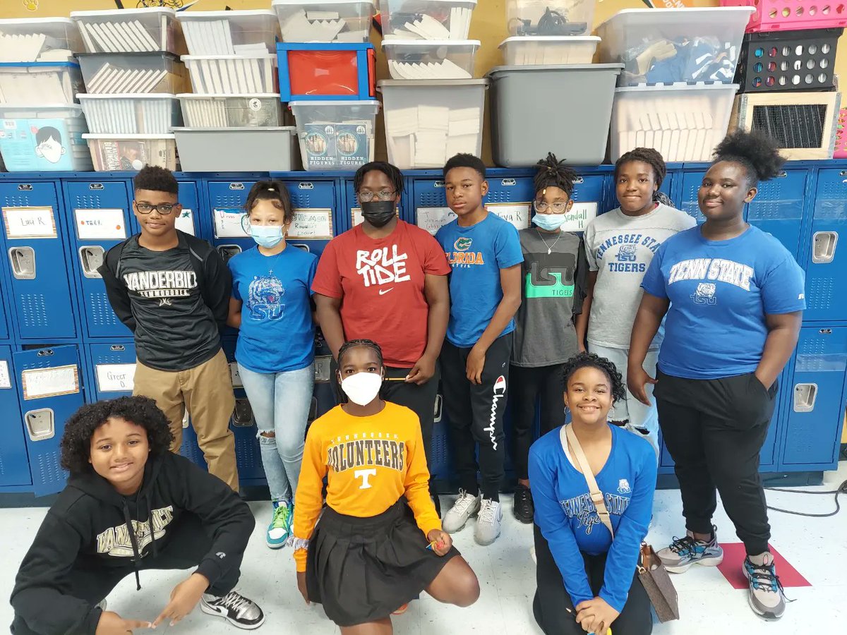 bonbonbonner's tweet photo. The kids look get in their college gear! https://t.co/cHfUQIzC2x