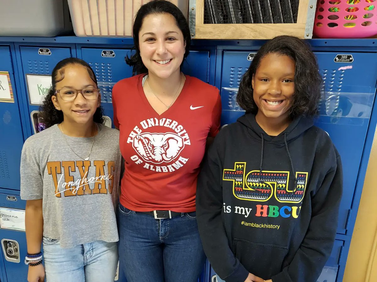 bonbonbonner's tweet photo. The kids look get in their college gear! https://t.co/cHfUQIzC2x