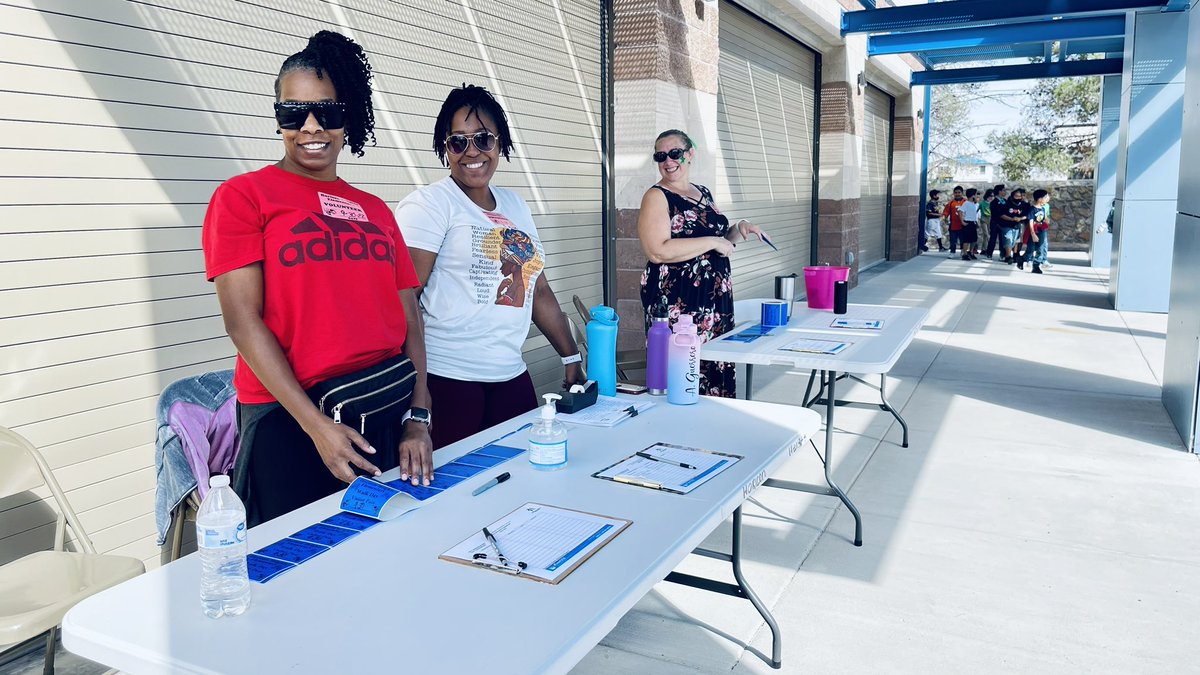 AGuerrero_HHES's tweet image. Parent Walk Day was smooth and organized thanks to our amazing Parent Volunteers &amp;amp; WatchDog Dads!! 🐝✨🐾  #WalkDay #WatchDogDads #OnlyAtTheHeights #bethelight #ParentVolunteers