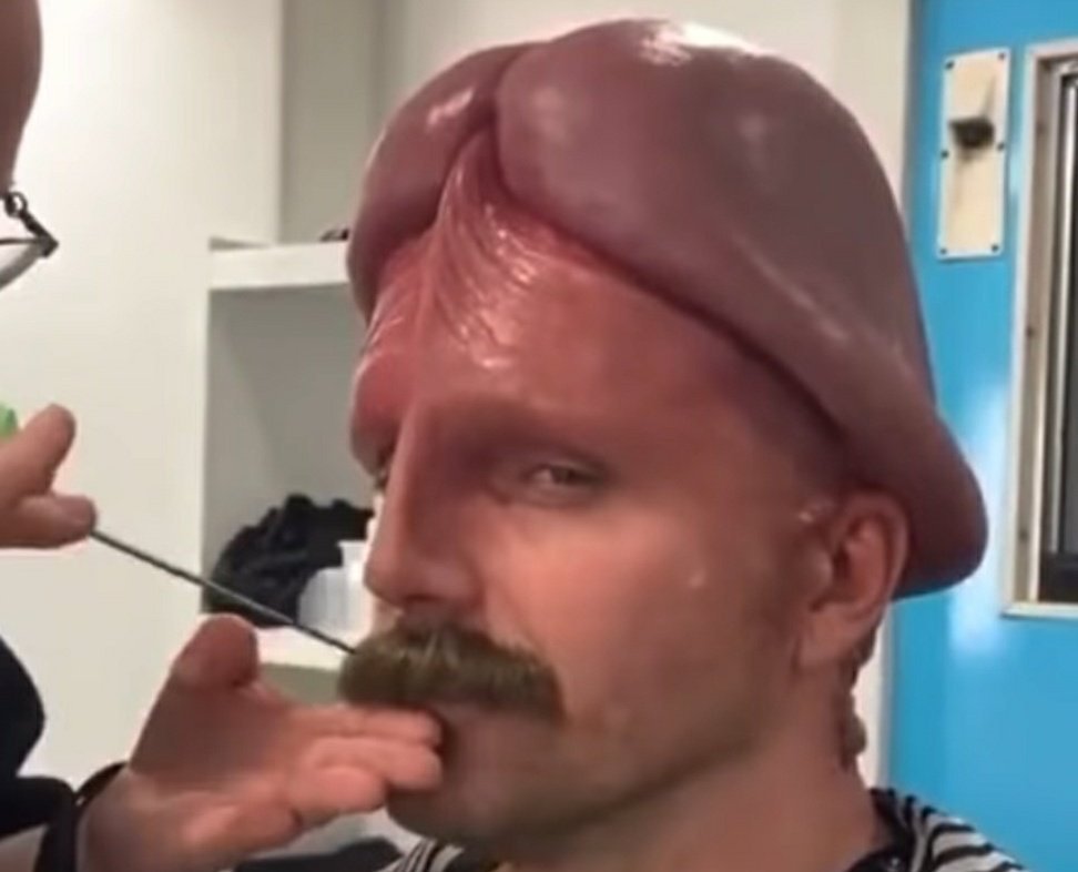 <a href="/momorelojero/">El Calamar de La Plata</a> tengo este casco de la segunda guerra mundial a la venta, por favor necesito pagar la operación de la fimosis