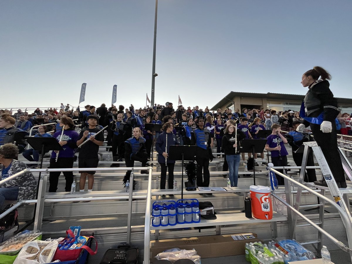 otmstigerbands's tweet photo. 8th graders from @otmstigerbands &amp; @MTbands got to hang with the OW Marching Band last night! Had a blast on the field &amp; in the stands. Fun night for ALL these awesome musicians! Huge thanks to @olathewestband &amp; @OlatheWestOwls for your hospitality! #OTBeGreat @OTMSTigerPride https://t.co/98Mrxwrg8U
