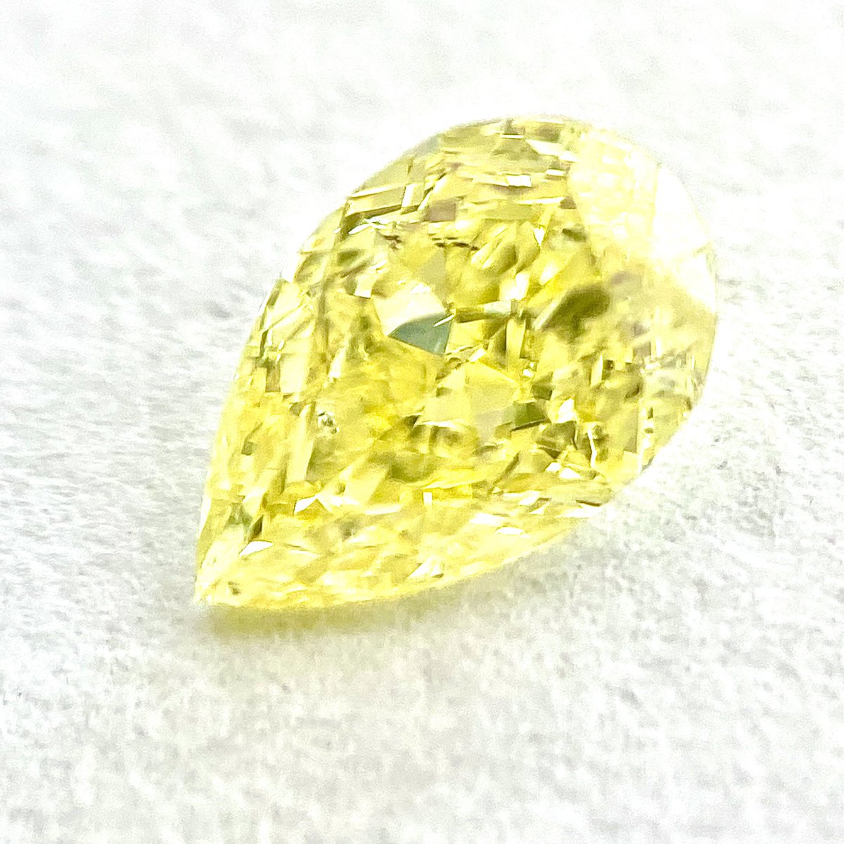 MarkHiroshiDia's tweet photo. Brighten your day with this amazing #fancyintenseyellow #pearshape #diamond #イエローダイヤモンド https://t.co/GwtZ3dZWos