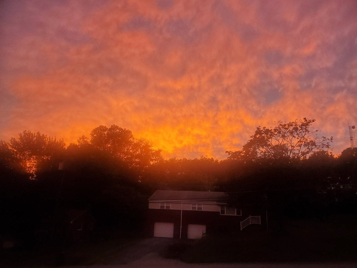 GEWhalen8's tweet photo. @Squizz612 @RayPetelinWx @artteach18 Had a similar shot in Bethel Park #ThanksIan. https://t.co/pvo1w32uVN