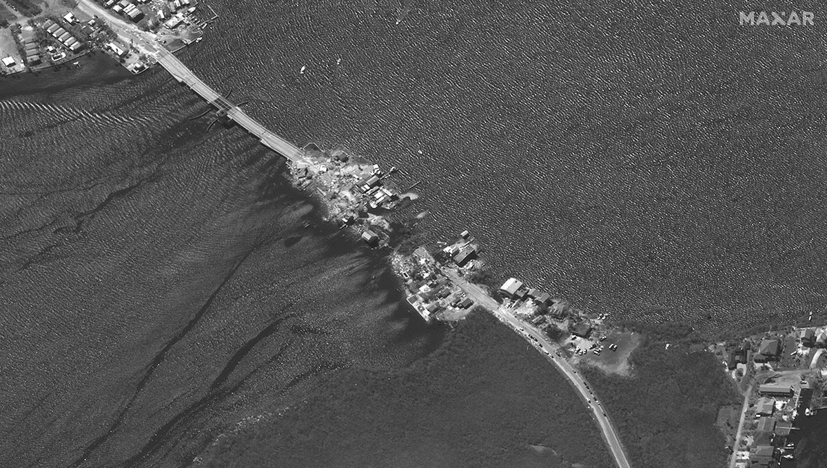 Before (Dec 18, 2021) and after (Sept 30, 2022) #satelliteimages of the Matlacha Pass Bridge area (lat/lon: 26.63463, -82.06592) in #Matlacha, #Florida, showing the severe damage cause by #HurricaneIan.