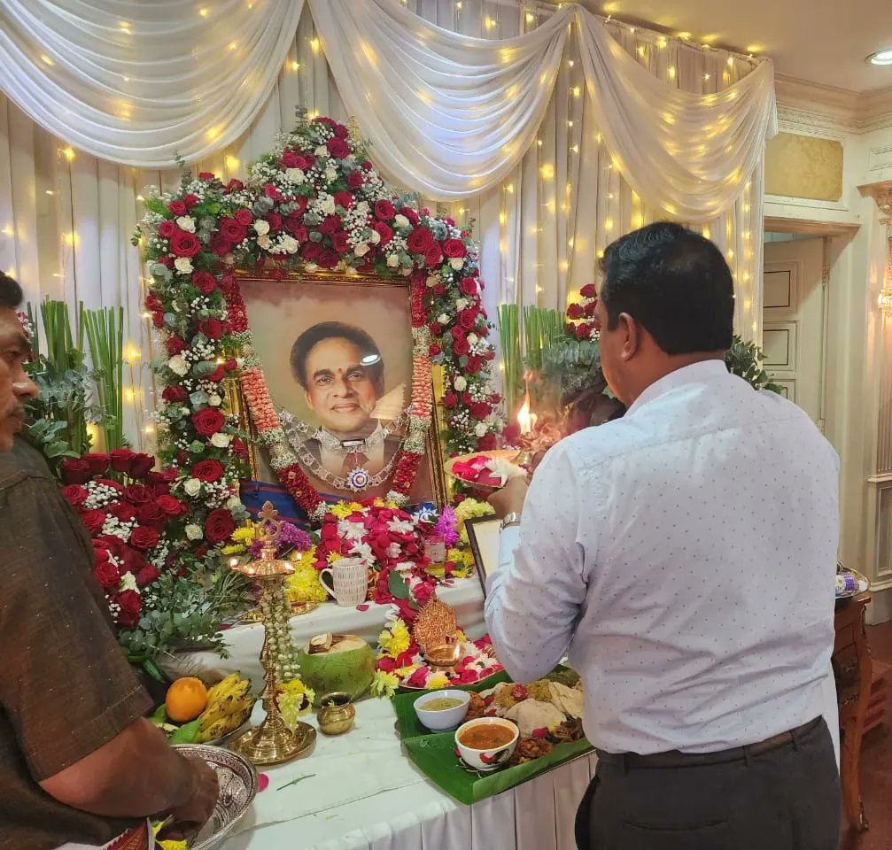 AnanthanSoma's tweet photo. Menghadiri Upacara Sembahyang Hari ke-16 Mendiang Tun Samy Vellu di kediaman beliau di Jalan Ipoh, Kuala Lumpur.Turut hadir bersama ialah TYT Tan Sri Dato Sri Dr SA Vigneswaran (Presiden MIC Kebangsaan) dan dif-dif kehormat.
#DrSAnanthan #TYTTSV #TunSamyVellu #RestInPower #MIC https://t.co/ZOtciEPRcd