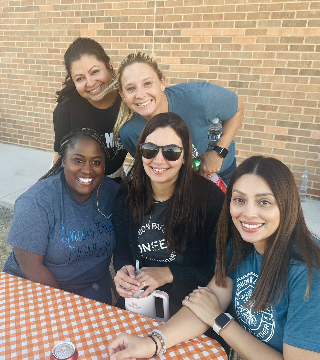 LorenaS85614044's tweet photo. UPE first annual fall festival was so much fun! Thankful for our amazing PTA for organizing! #RootedTogether @UnionPark_PTA @KarstenMitchell https://t.co/Tny5gcBwfJ