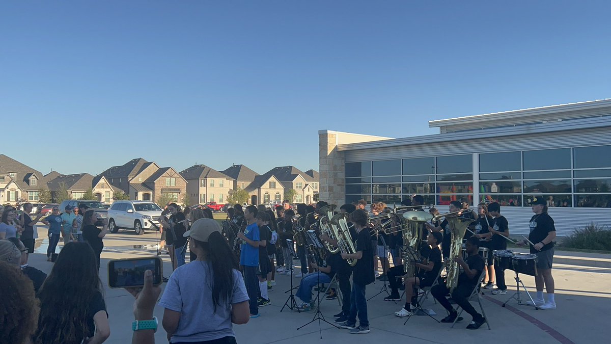 LorenaS85614044's tweet photo. UPE first annual fall festival was so much fun! Thankful for our amazing PTA for organizing! #RootedTogether @UnionPark_PTA @KarstenMitchell https://t.co/Tny5gcBwfJ