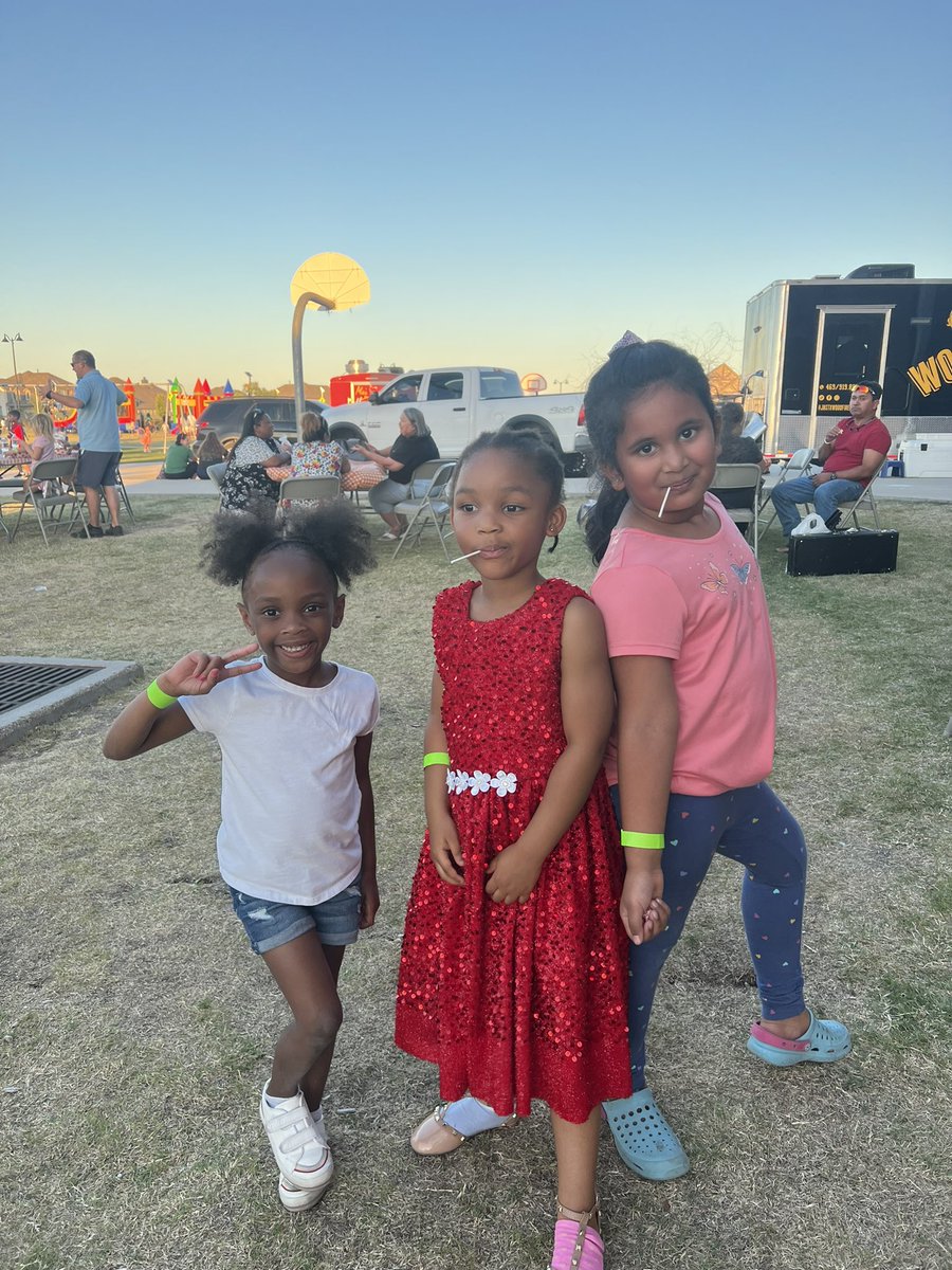 LorenaS85614044's tweet photo. UPE first annual fall festival was so much fun! Thankful for our amazing PTA for organizing! #RootedTogether @UnionPark_PTA @KarstenMitchell https://t.co/Tny5gcBwfJ