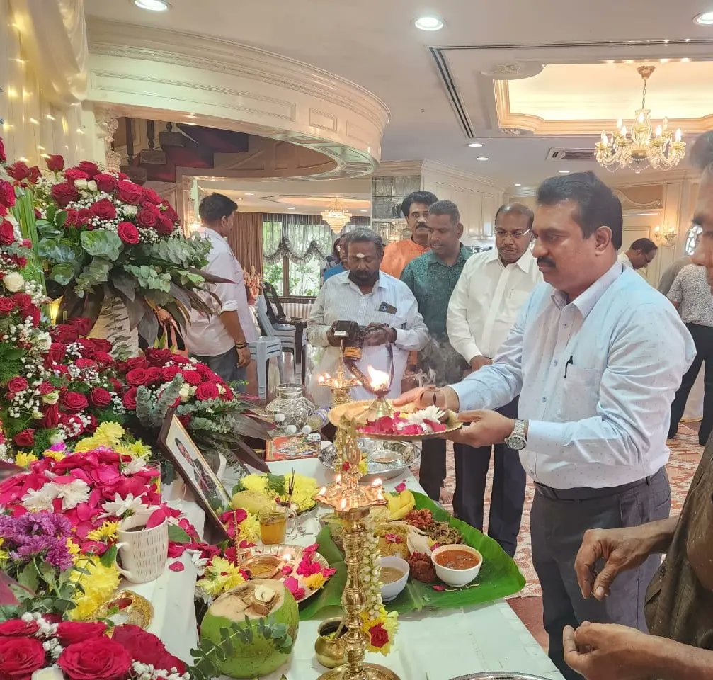 AnanthanSoma's tweet photo. Menghadiri Upacara Sembahyang Hari ke-16 Mendiang Tun Samy Vellu di kediaman beliau di Jalan Ipoh, Kuala Lumpur.Turut hadir bersama ialah TYT Tan Sri Dato Sri Dr SA Vigneswaran (Presiden MIC Kebangsaan) dan dif-dif kehormat.
#DrSAnanthan #TYTTSV #TunSamyVellu #RestInPower #MIC https://t.co/ZOtciEPRcd