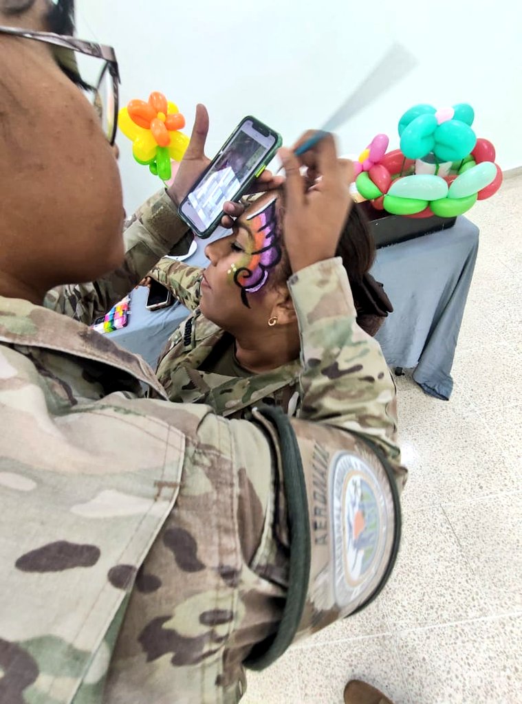 aeronavalpanama's tweet photo. Unidades de la Policía de Niñez y Adolescencia #Aeronaval culminaron la capacitación del 1er. Curso de Pinta Carita 🎨, animación de eventos 🤹‍♀️ y diseño de estructuras con globos🎈, la cual fue impartida por personal de @ProtegeryServir en las instalaciones de la #ISPOL. https://t.co/F5NzMQwTFv
