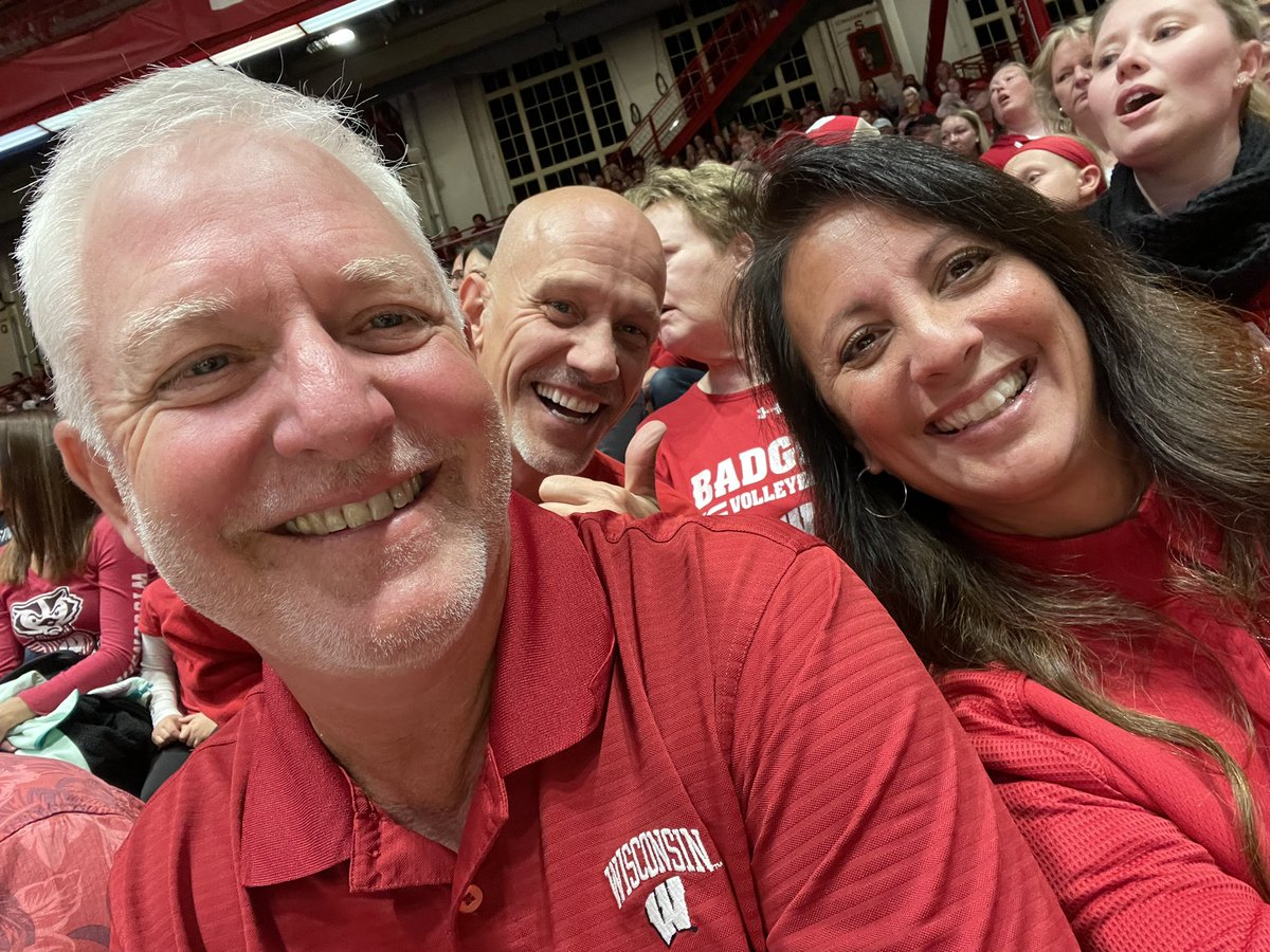 WIHulaGirl's tweet photo. All smiles for Bucky - Let’s go Badgers! #OnWisconsin @BadgerVB https://t.co/BqASLVkbKM
