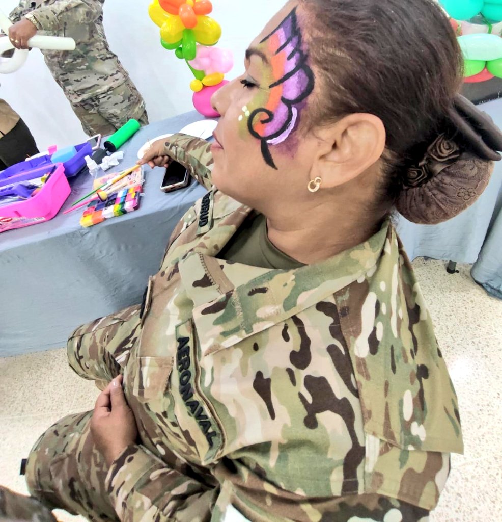 aeronavalpanama's tweet photo. Unidades de la Policía de Niñez y Adolescencia #Aeronaval culminaron la capacitación del 1er. Curso de Pinta Carita 🎨, animación de eventos 🤹‍♀️ y diseño de estructuras con globos🎈, la cual fue impartida por personal de @ProtegeryServir en las instalaciones de la #ISPOL. https://t.co/F5NzMQwTFv