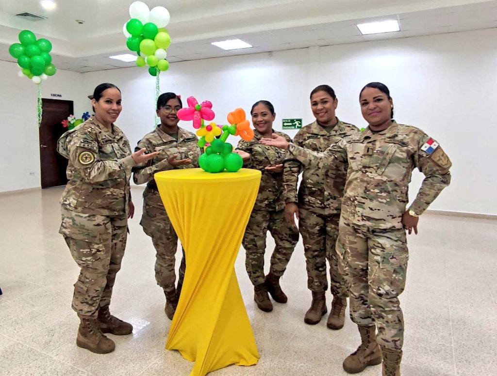 aeronavalpanama's tweet photo. Unidades de la Policía de Niñez y Adolescencia #Aeronaval culminaron la capacitación del 1er. Curso de Pinta Carita 🎨, animación de eventos 🤹‍♀️ y diseño de estructuras con globos🎈, la cual fue impartida por personal de @ProtegeryServir en las instalaciones de la #ISPOL. https://t.co/F5NzMQwTFv