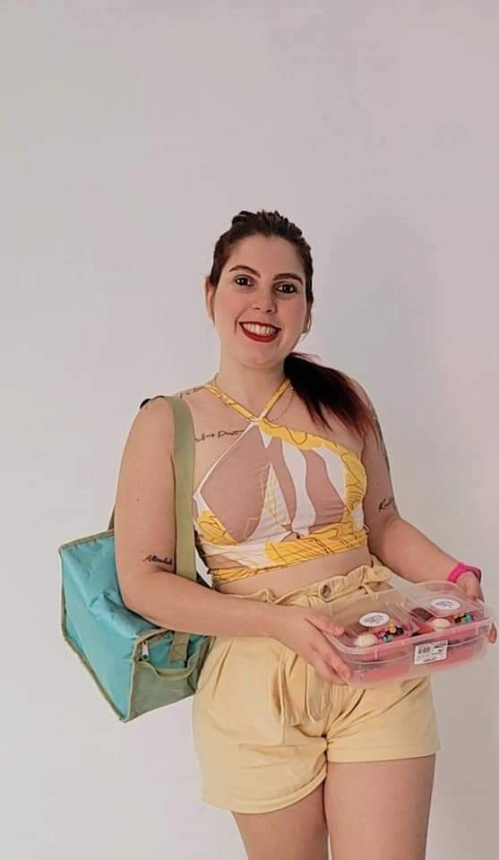 karoldiiaass's tweet photo. Olá, sou Karol, 23 anos e tenho uma bebê de 11 meses. Trabalho nas ruas da minha cidade (Alcântara), vendendo caixinha da felicidade com brigadeiros gourmet. https://t.co/YVJCANLd23