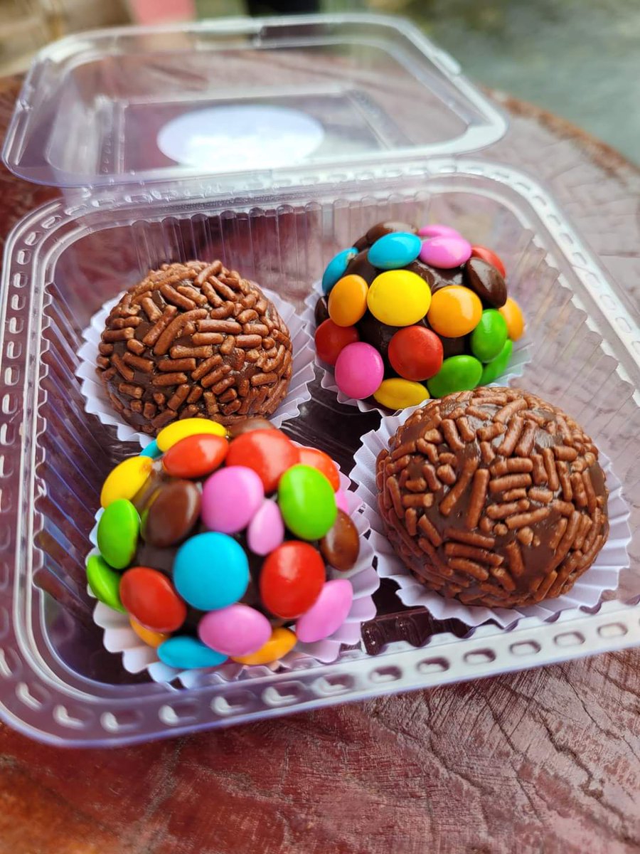 karoldiiaass's tweet photo. Olá, sou Karol, 23 anos e tenho uma bebê de 11 meses. Trabalho nas ruas da minha cidade (Alcântara), vendendo caixinha da felicidade com brigadeiros gourmet. https://t.co/YVJCANLd23