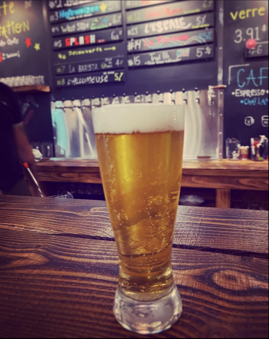 NancyDeziel's tweet photo. Semaine atypique et difficile. Se changer les idées est la bienvenue… 😅 Même pas pris la peine de m’arranger: queue de cheval, jeans et espadrilles. Ca me donne l’air plus jeune. Le barman me demande c’est quoi ton âge? Hein! C’est pas vrai! J’vais le prendre 😇 #TeamRelax https://t.co/4KeQ89IU8Y