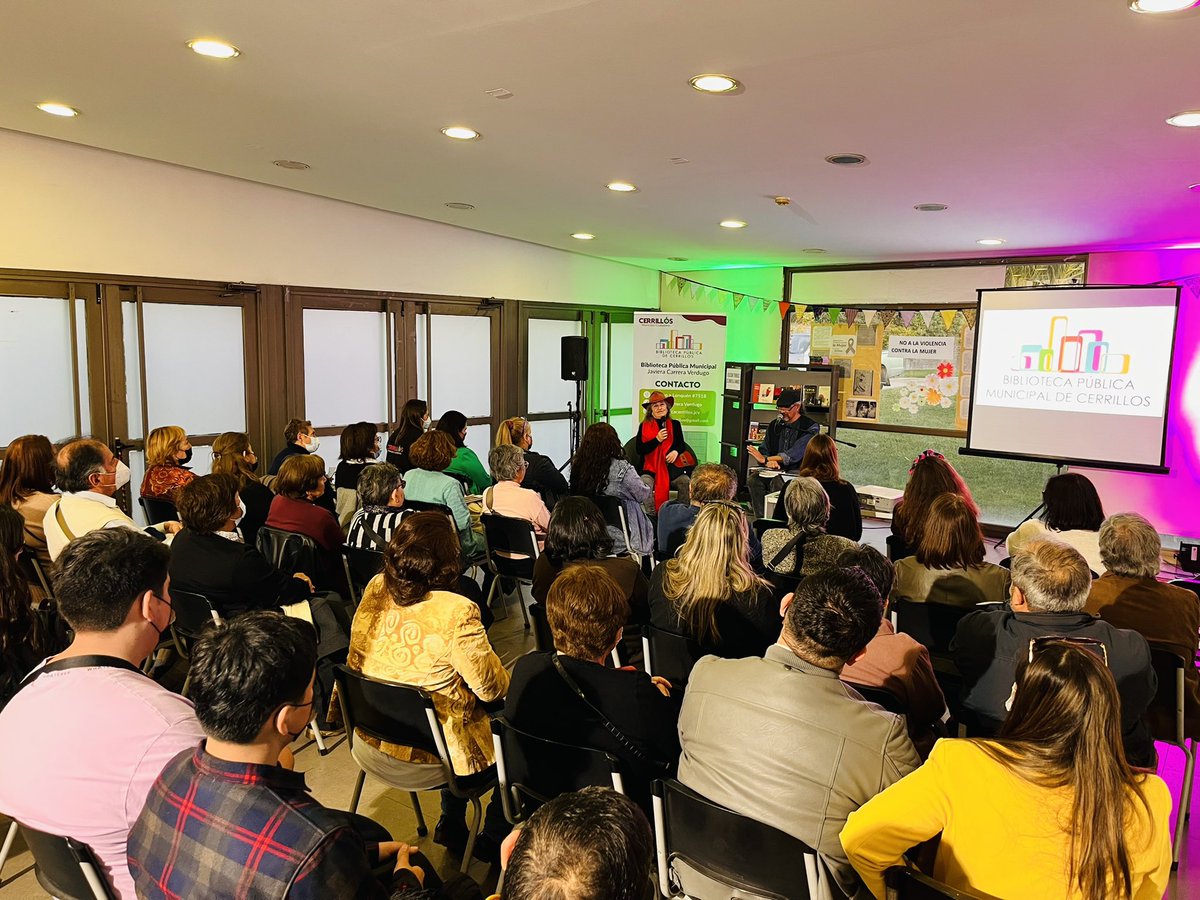 MuniCerrillos's tweet photo. Hoy celebramos el cumpleaños N’13 de la #BibliotecaPública Municipal 🎂👏🎉, junto a la alcaldesa @facuse_lorena, sus funcionari@s, vecin@s y escritores de #Cerrillos. Contamos con la participación de Pía Barros, escritora chilena, Premio Altazor 2011. Fue una hermosa jornada ❤️. https://t.co/tW1MEVMaiB