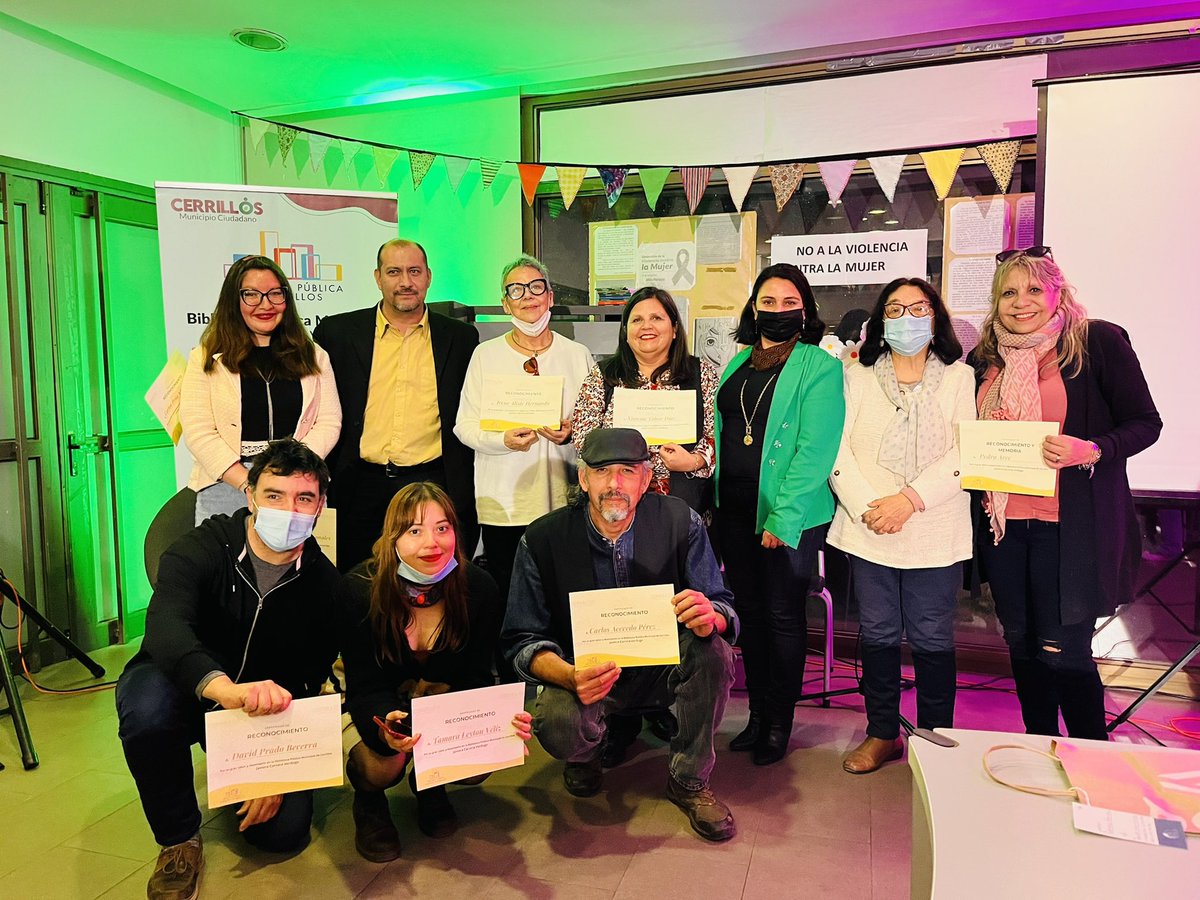 MuniCerrillos's tweet photo. Hoy celebramos el cumpleaños N’13 de la #BibliotecaPública Municipal 🎂👏🎉, junto a la alcaldesa @facuse_lorena, sus funcionari@s, vecin@s y escritores de #Cerrillos. Contamos con la participación de Pía Barros, escritora chilena, Premio Altazor 2011. Fue una hermosa jornada ❤️. https://t.co/tW1MEVMaiB