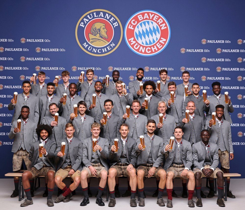 PrimeroEnLNE's tweet image. #ElRetoFUTVE #VenezuelaEsFUTVE
De cara al #PolarFest, evento que hace relación al Oktoberfest de Alemania, organizado por las marcas de @PolarPilsen, el @Caracas_FC recreó la tradicional foto del @FCBayernES con la plantilla de la temporada actual, y con un detalle similar
