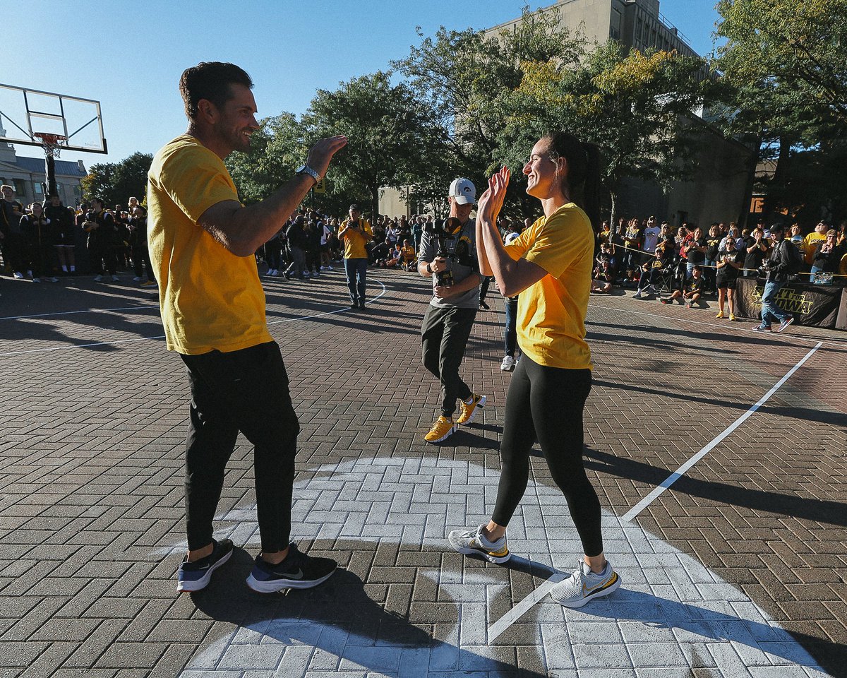 IowaWBB's tweet photo. Just a little Hawkeye Hoops from Downtown! 

#Hawkeyes https://t.co/ECcJeBjKjQ