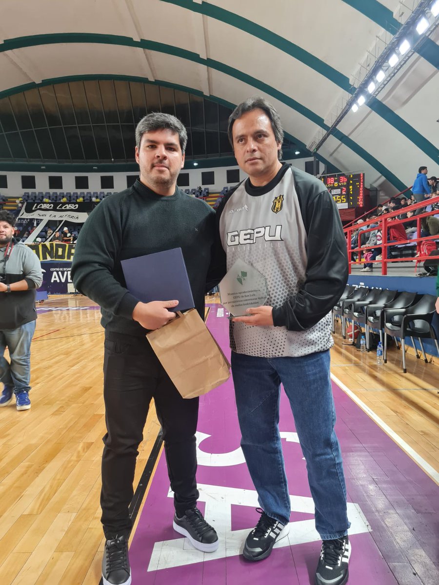 🏆 COPA DESAFÍO PCIA. SAN LUIS

Atenas, a través de su Jefe de Equipo Javier Ciani, entregó al Gobernador de San Luis, Alberto Rodríguez Saa y al ex jugador de Gepu, Rafael Acosta, plaquetas en agradecimiento por la invitación a disputar el juego en su provincia

#VamosElGriego👍🏻