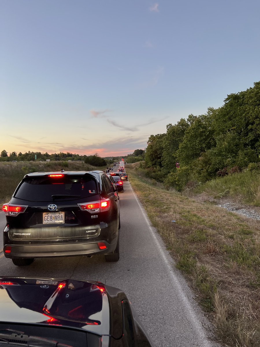 JodySamons's tweet photo. Please wait for us @garthbrooks! It’s a bit backed up out here! We’ve been on an amazing race to get here from California @bryanmoore @ThatSamOlson #beautifulscenery https://t.co/z57bhiDIEj