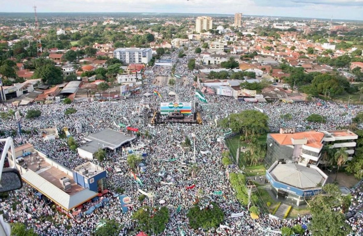 caroriberanez's tweet photo. CABILDO: “Censo el 2023” Santa Cruz, ha sido, es y seguirá siendo el bastión de las reinvindicaciones para todos los bolivianos. El #Censo significa igualdad y justicia. Cómo las regalías petroleras, la participación popular y las autonomías, todos se sumarán al #Censo2023 https://t.co/NAzIslPcU7