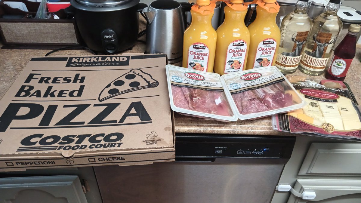 KnightEverhart's tweet image. Work hard so you can play hard. With @teaandstrumpet

@Kalethedeer 
Where you at? Are you free this weekend?