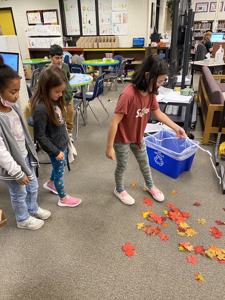 MrsRitt_2ndCSP's tweet photo. Fall maker space fun on this Friday morning! 🍃 🍁 🍂 Ss has fun making rakes! Thanks @CSP_Library for the fun activity! https://t.co/HDU5YsJMDH