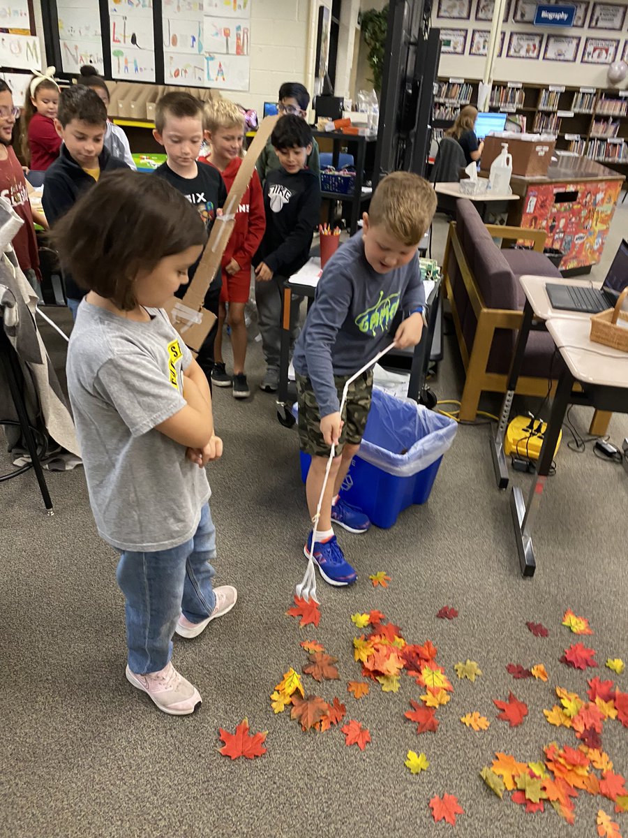 MrsRitt_2ndCSP's tweet photo. Fall maker space fun on this Friday morning! 🍃 🍁 🍂 Ss has fun making rakes! Thanks @CSP_Library for the fun activity! https://t.co/HDU5YsJMDH