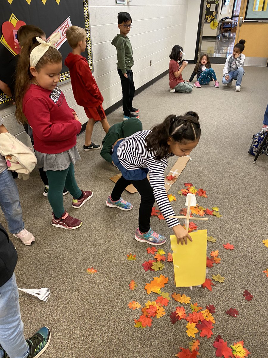 MrsRitt_2ndCSP's tweet photo. Fall maker space fun on this Friday morning! 🍃 🍁 🍂 Ss has fun making rakes! Thanks @CSP_Library for the fun activity! https://t.co/HDU5YsJMDH